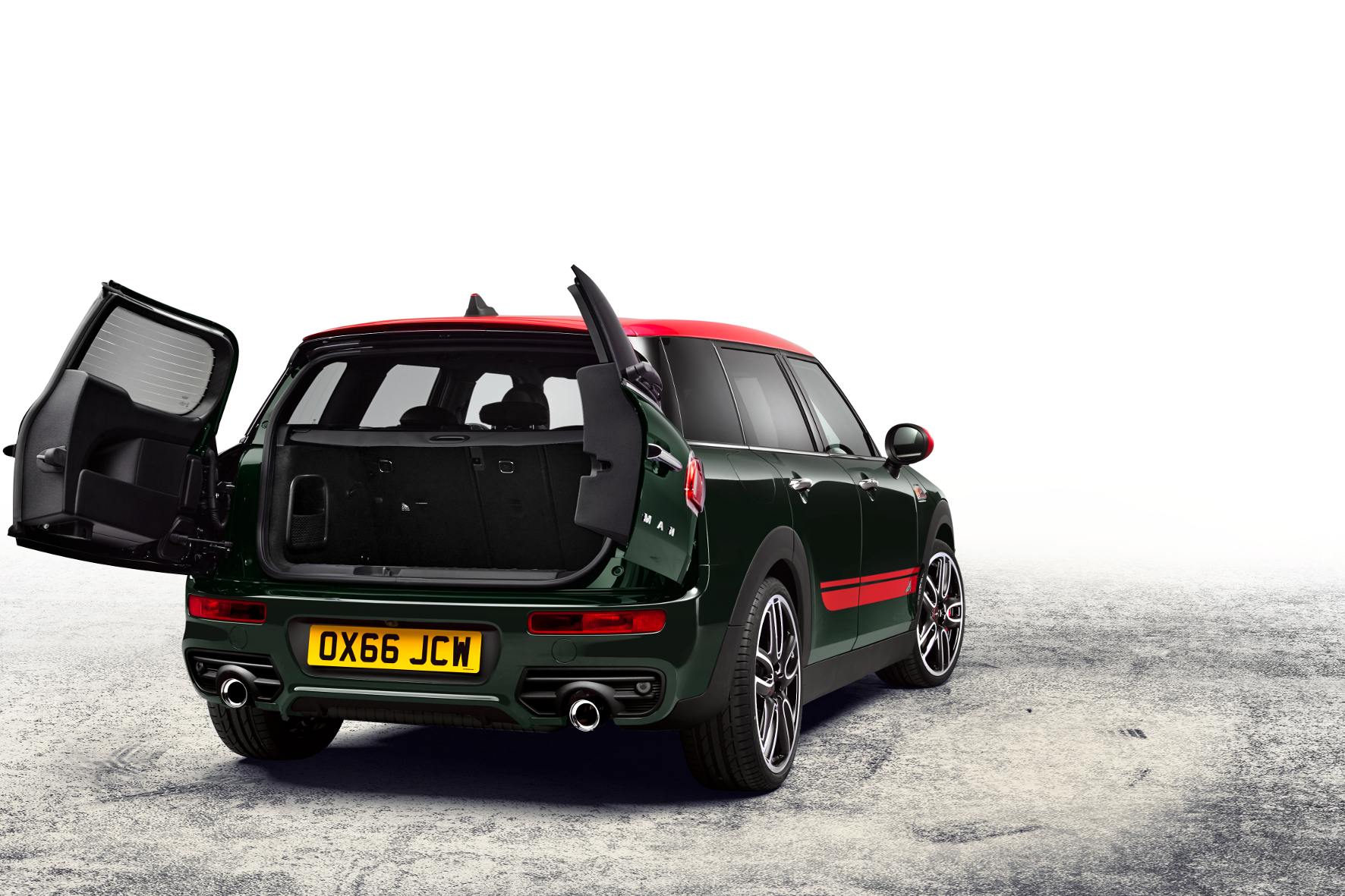 Tag der offenen Tür: Durch das Umlegen der teilbaren Rückbank lässt sich das Ladevolumen beim Mini John Cooper Works von 360 auf 1.250 Liter vergrößern.