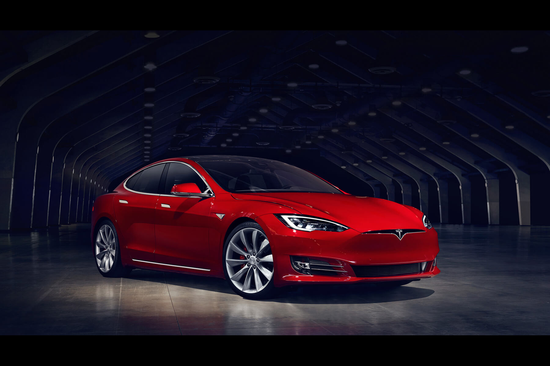Tesla führt jetzt bei allen Fahrzeugen ab 2012 ein Software-Update via Internet durch und bringt dadurch neue Funktionen ins Auto.