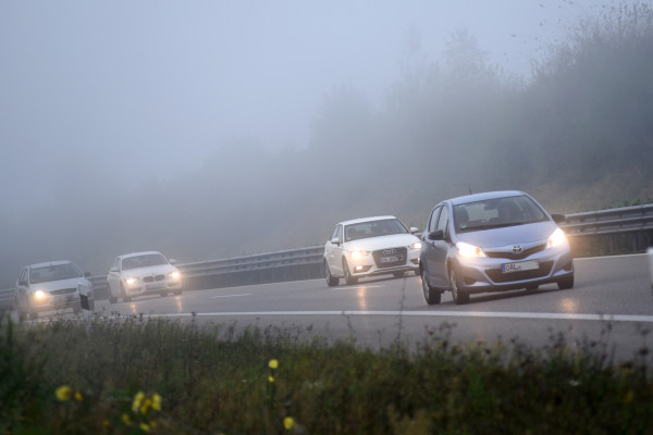 Wenn der Nebel kommt: Damit Autofahrer den Durchblick behalten, müssen sie in dieser Situation einige Grundregeln beachten.