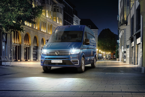 Da geht innerstädtischen Lieferanten ein Licht auf: Der neue VW e-Crafter fährt lokal emissionsfrei und darf somit auch in Zukunft ungehindert in Fußgängerzonen.