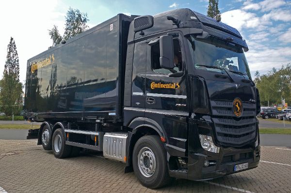 Der Conti-Innovations-Truck zeigt das Konzept der flexiblen Photovoltaik-Flächen für den mobilen Einsatz.