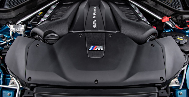 Der 4,4-Liter-Biturbo-Achtzylinder des X6 M leistet 575 PS und 750 Newtonmeter maximales Drehmoment.