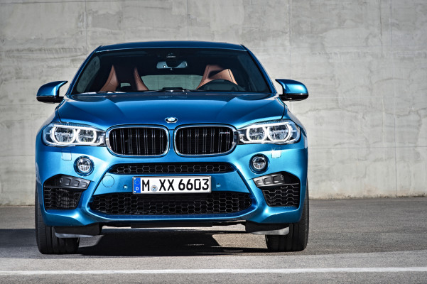 Die Front des X6 M wirkt bullig. Die Waben-Einsätze in den riesigen Lufteinlässen verleihen dem SUV schon im Stand eine gehörige Portion Sportlichkeit.