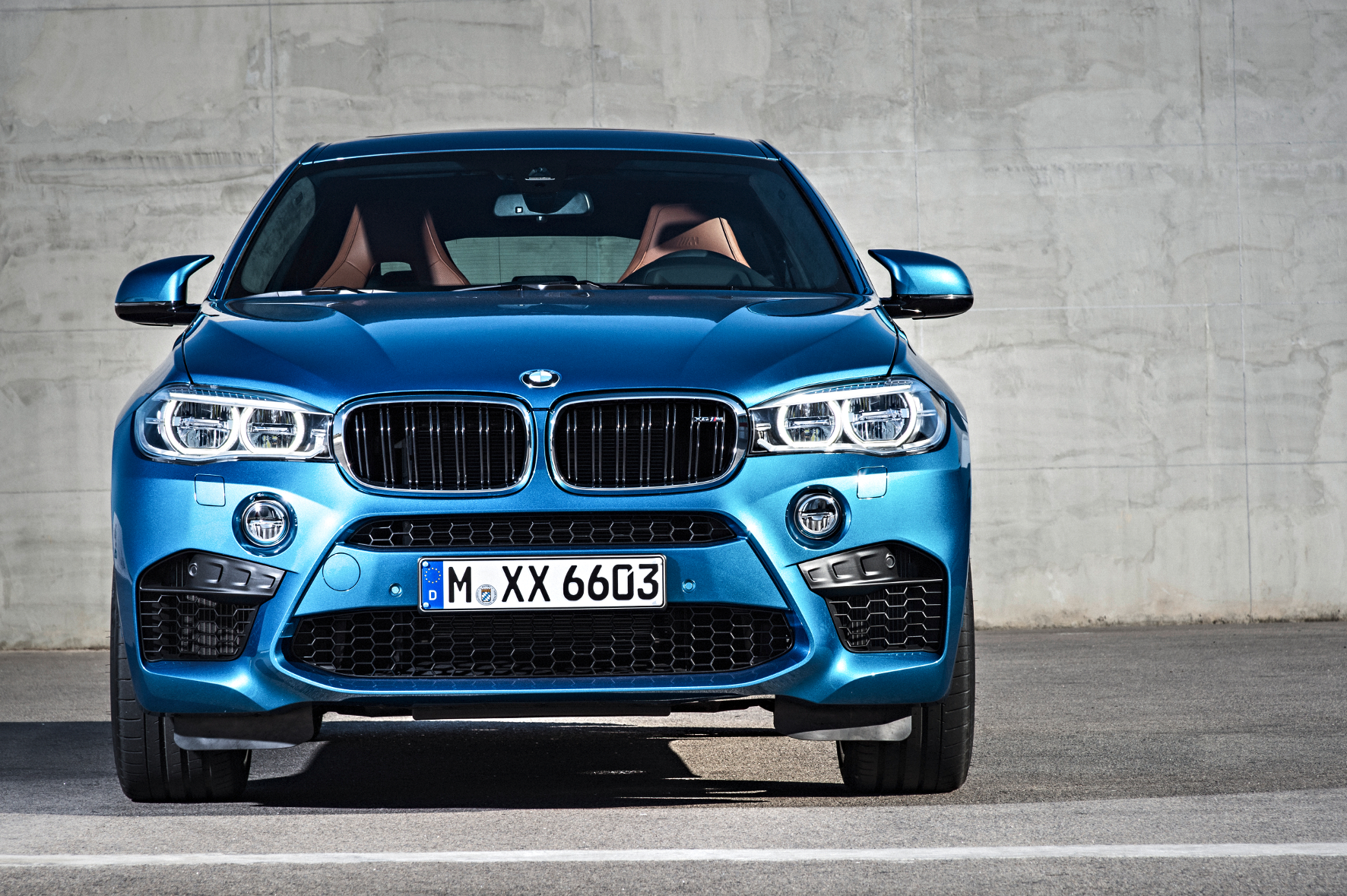 Die Front des X6 M wirkt bullig. Die Waben-Einsätze in den riesigen Lufteinlässen verleihen dem SUV schon im Stand eine gehörige Portion Sportlichkeit.