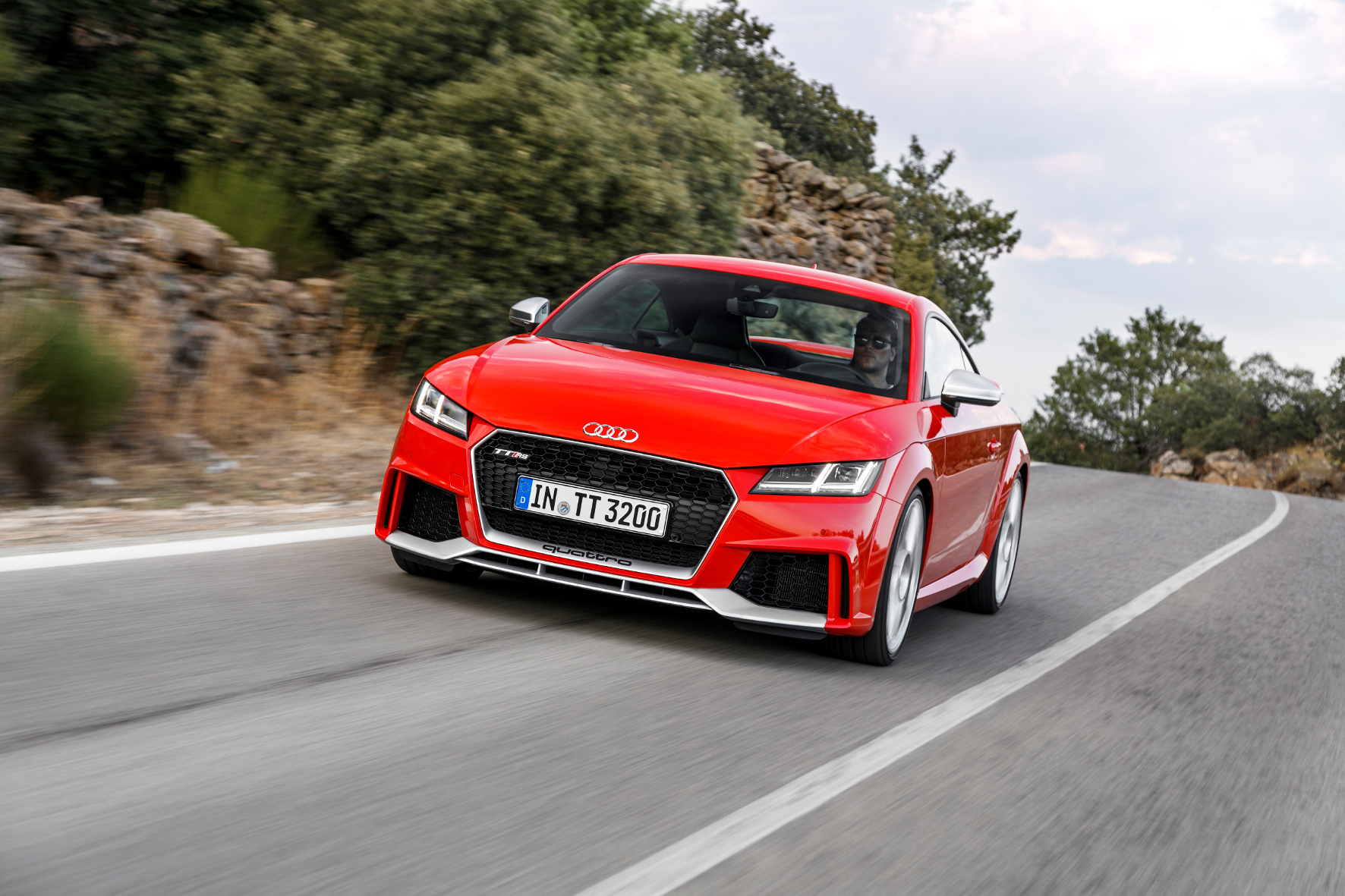 Der Audi TT RS schnellt von der Startlinie wie der Pfeil von der Bogensehne: 3,7 Sekunden braucht er, um aus dem Stand die 100-Kilometer-Marke zu erreichen.