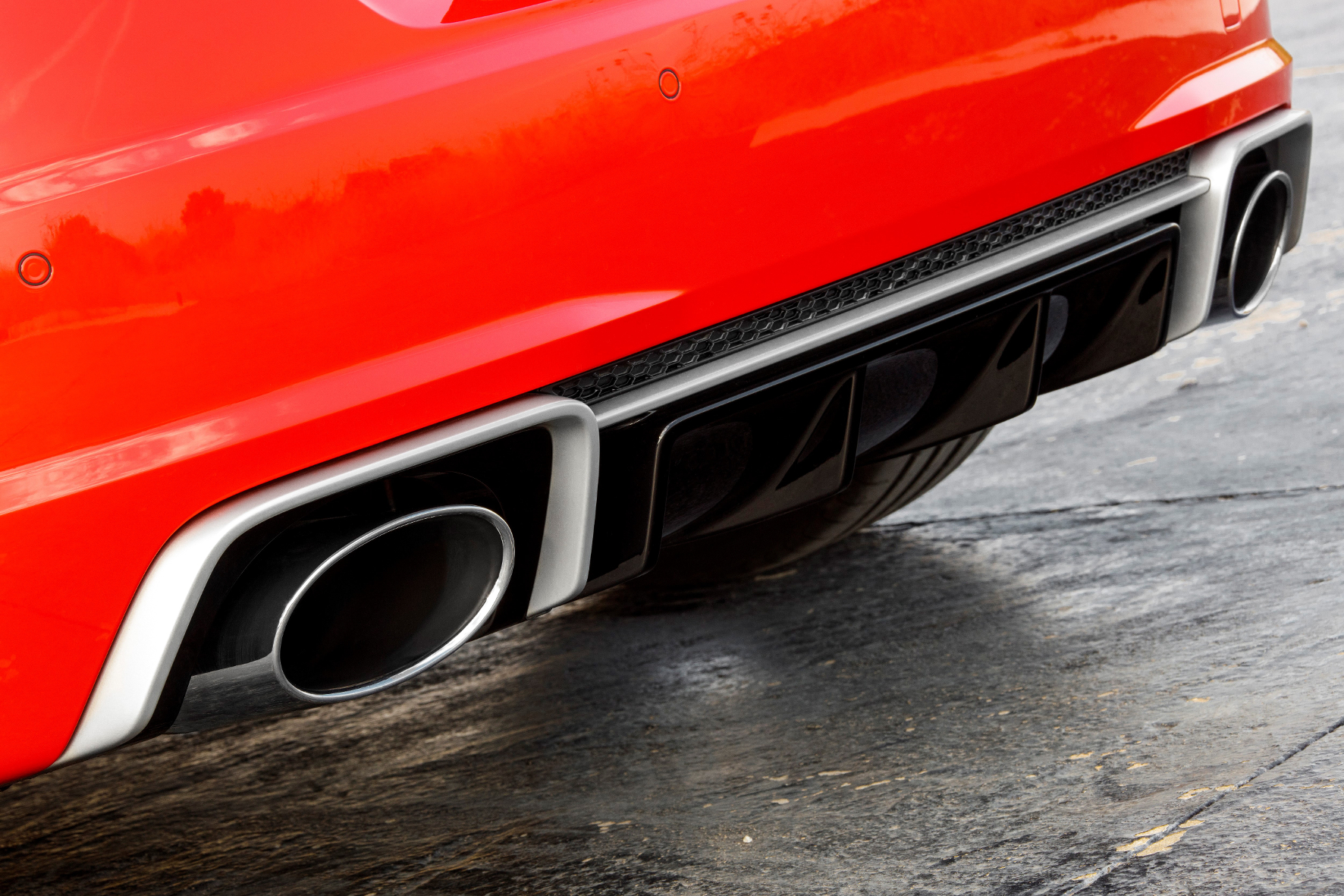 Der TT RS ist etwas für Sound-Freaks. Entsprechend der vier angebotenen Fahrmodi öffnen sich die Klappen im Auspuff. Zusätzlich gibt es eine manuelle Wahl, den Auspuffklang in allen Einstellungen zu genießen.