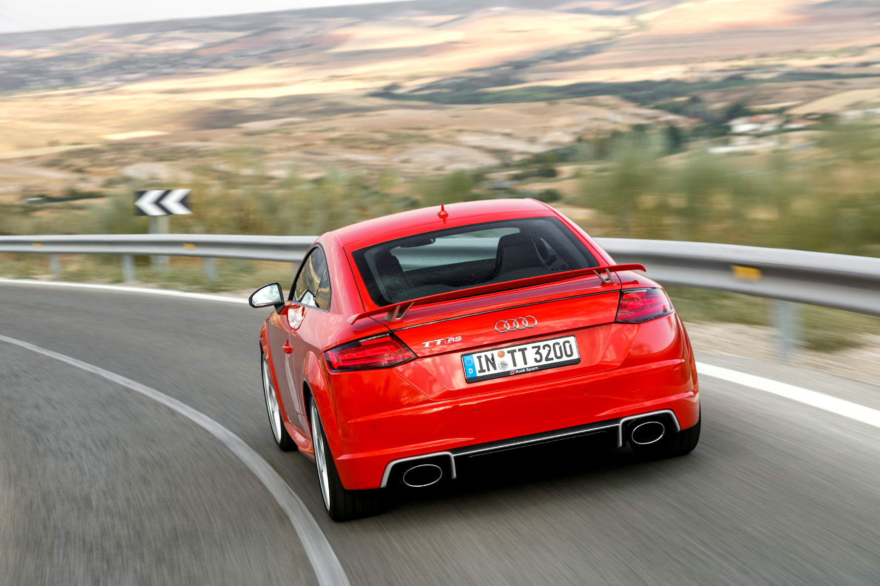 Einhalt gebietet dem Vorwärtsdrang des Audi TT RS schließlich die Abregelung. Serienmäßig tut sie das bei 250 km/h, auf Wunsch wird die Grenze auf 280 km/h angehoben.