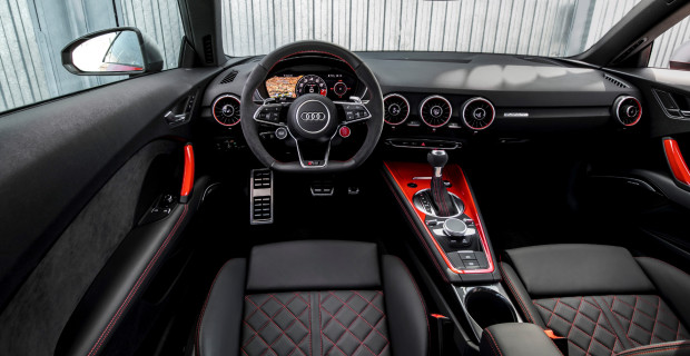 Innen funkelt das aus dem S 8 übernommene Sportlenkrad mit Startknopf und Alcantara-Bezug, wie üblich ist es unten abgeschrägt.