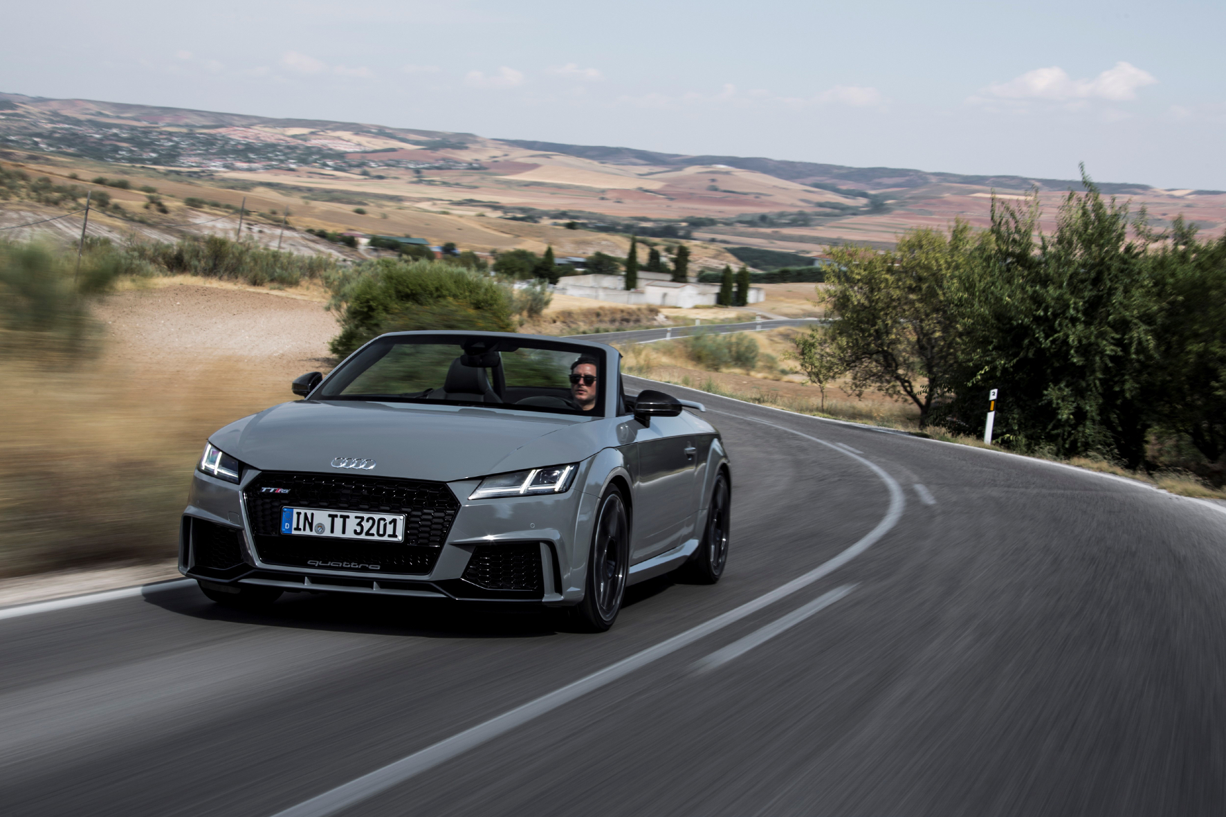 Sein Stoffhäubchen wirft der Roadster in weniger als zehn Sekunden nach hinten in den Verdeckkasten. Das schafft er bis zu Tempo 50, falls sich die dunkle Wolke über der Straße wider Erwarten doch öffnet.