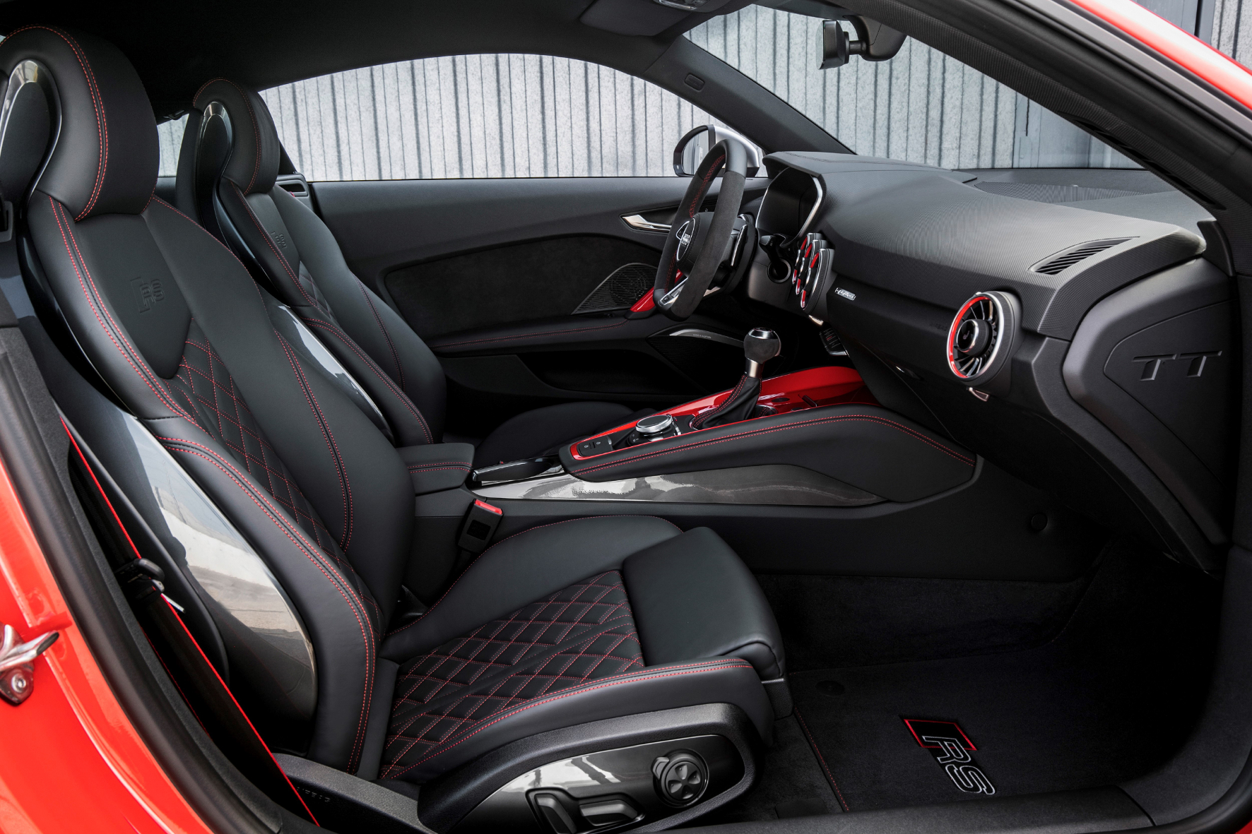 Sportsitze mit Lederausstattung, Pedale aus Aluminium und sorgfältig zusammengestellte Materialien geben dem stärksten je gebauten Audi TT die erwünschten inneren Werte.