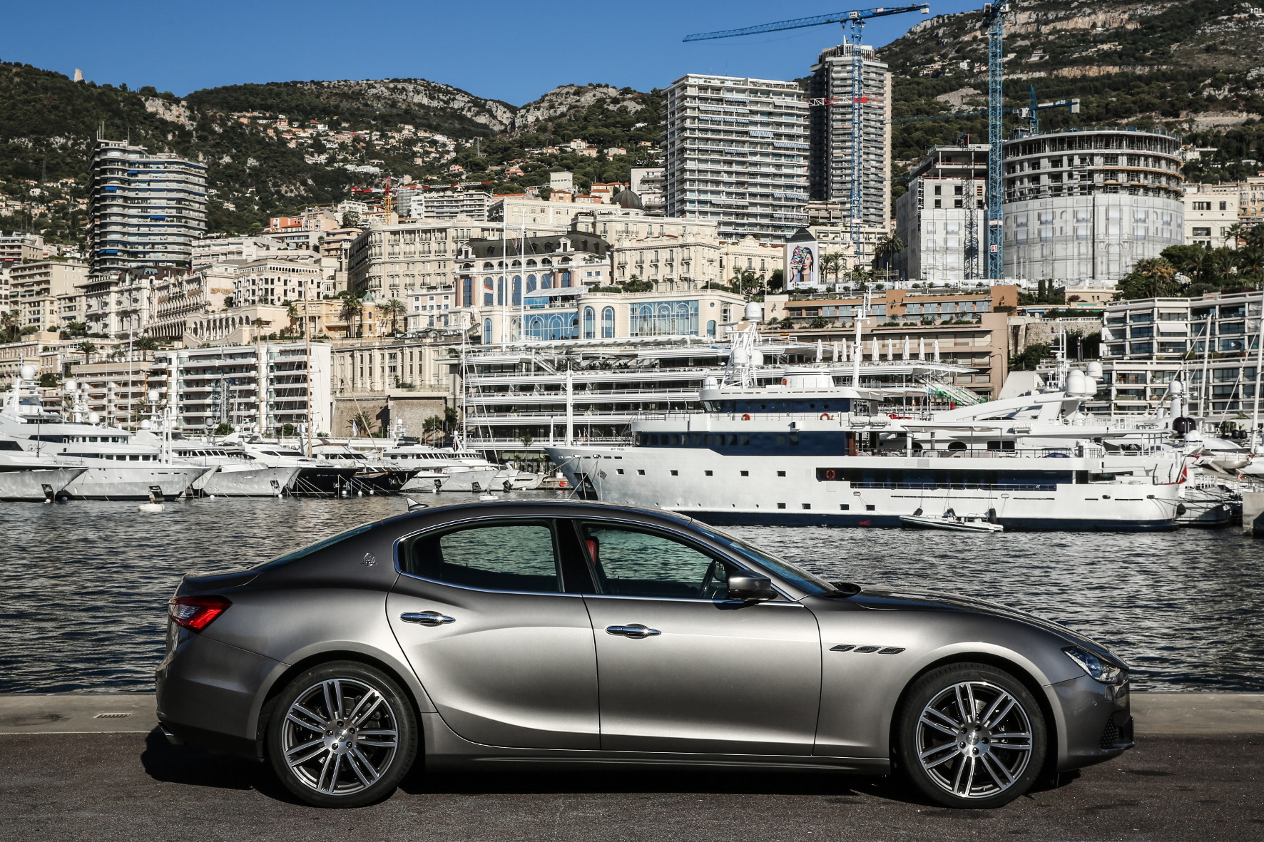 Standesgemäß Im Yacht-Hafen von Monte Carlo kann man auch mit dem kleinen Bruder des Maserati Quattroporte elegant vorfahren - zumal mit dem neuen Luxury-Pack.