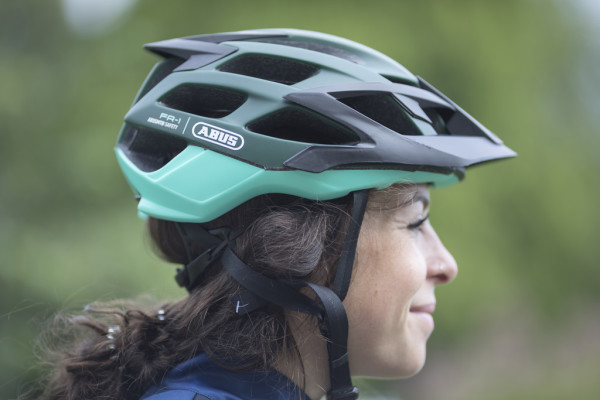 Fahrradhelme gibt es für verschiedene Einsatzzwecke, etwa wie hier für Mountainbiker mit an der Rückseite tiefergezogener Schale, abnehmbarem Schild und jeder Menge Belüftungsöffnungen.