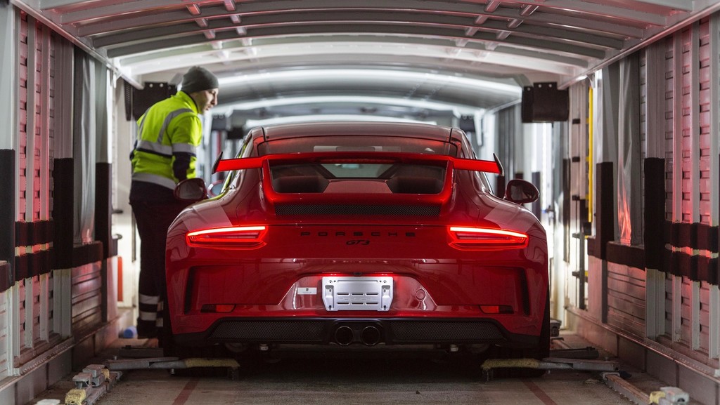 Porsche nutzt für den Bahntransport seiner Neufahrzeuge klimaneutralen Naturstrom.