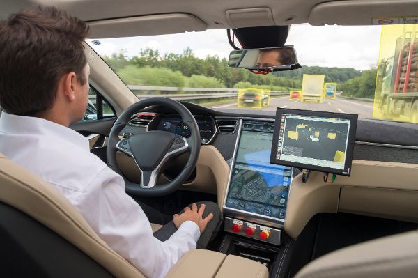 Beim autonomen Autofahren müssen noch einige Hindernisse aus dem Weg geräumt werden. So glauben lediglich 34 Prozent der befragten Autofahrer in Deutschland, dass durch 