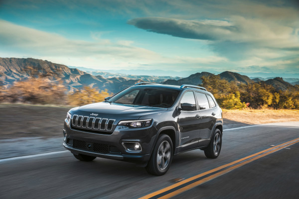 Jeep präsentiert den neuen Wrangler in seiner vierten Generation und den neuen Cherokee. Gleichzeitig teilen sich noch der stärkste Jeep SUV, der Grand Cherokee Trackhawk mit 700 PS sowie der neue Compass Night Eagle die Standfläche.
