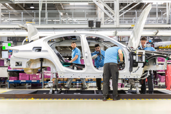 Magna ist der weltweit einzige Fahrzeugauftragsfertiger, der vom konventionellen Antrieb über Plug-in-Hybrid bis hin zum rein elektrischen Fahrzeug alles produziert.