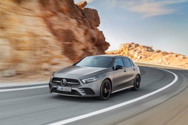 Schick, modern und mit den neuesten Sicherheits- und Fahrerassistenzsystemen ausgestattet rollt die neue Mercedes-Benz A-Klasse auf den Markt.