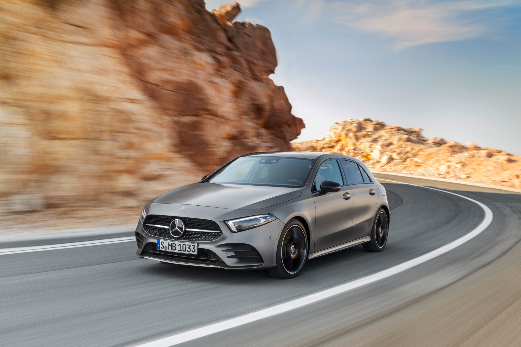 Schick, modern und mit den neuesten Sicherheits- und Fahrerassistenzsystemen ausgestattet rollt die neue Mercedes-Benz A-Klasse auf den Markt.