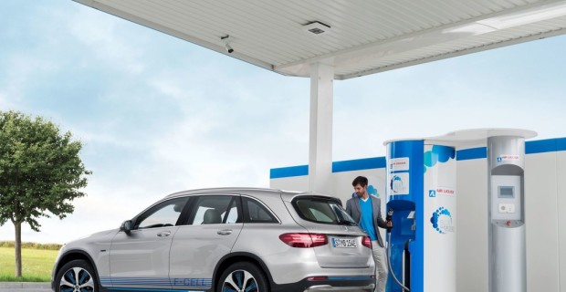 Der Mercedes-Benz GLC F-Cell an der Wasserstofftankstelle.