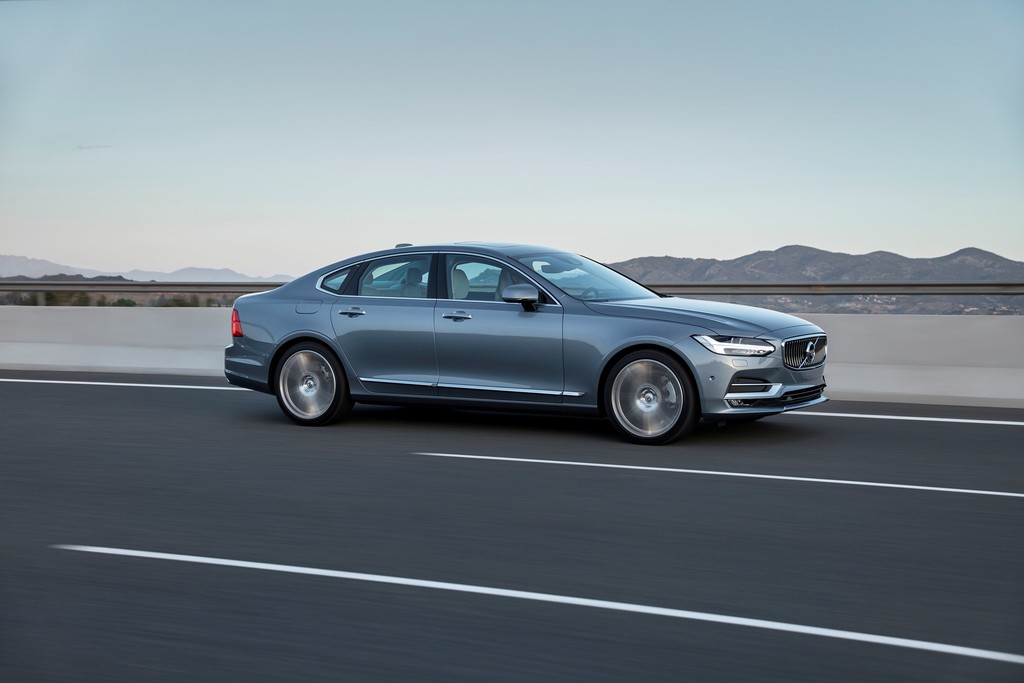 Volvo S90.