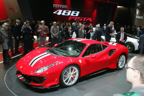 Bei Ferrari ist 2018 der 488 Pista der Blitzlicht- und Fotolinsen-Magnet schlechthin.
