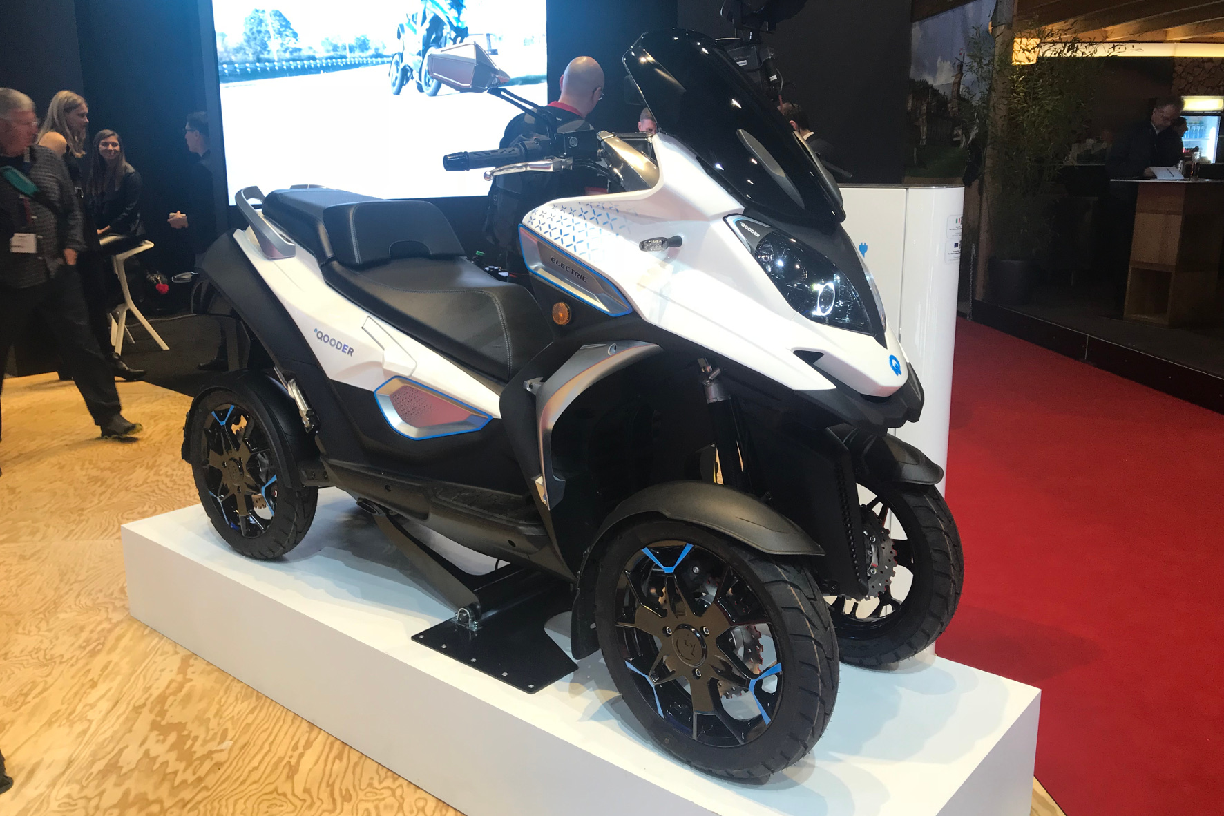 Die E-Version des neuen Qooder verfügt über einen 34kW/46 PS starken E-Motor, was in etwa der Leistung üblicher Maxi-Scooter entspricht.