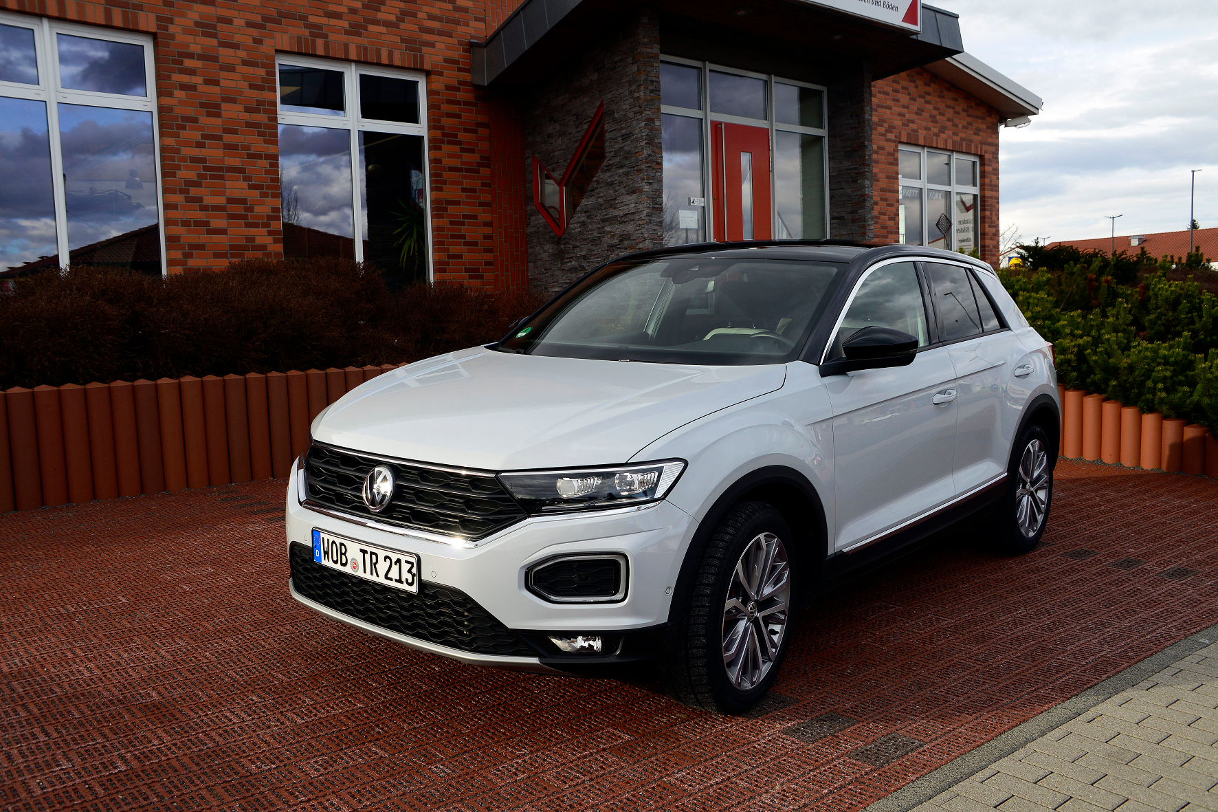 Das frische Erscheinungsbild des VW T-Roc spricht Käufer aller Altersschichten an.