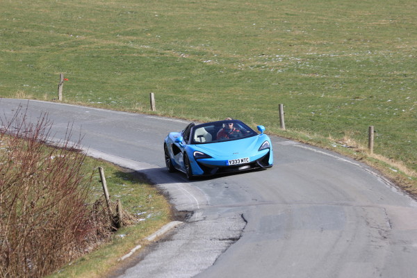 Ein Grund für die starke Meinungsmache: Die nur allzu selten zu sehende Außenhaut des McLaren 570S Spider wirkt auf viele Passanten auf eine gewisse Art magisch.