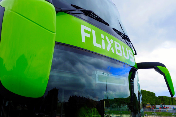 FlixBus steht für grüne Mobilität, nicht nur beim Design der Fernbusse. Das Unternehmen setzt ab April E-Busse ein.