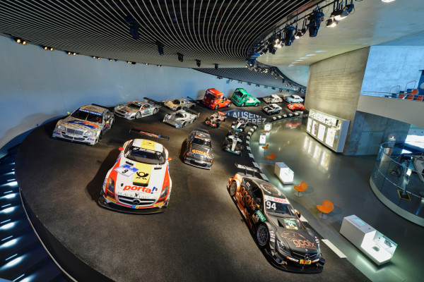 In der Rennkurve Mythos 7 des Mercedes-Benz Museums sind drei Meisterfahrzeuge der DTM ausgestellt.