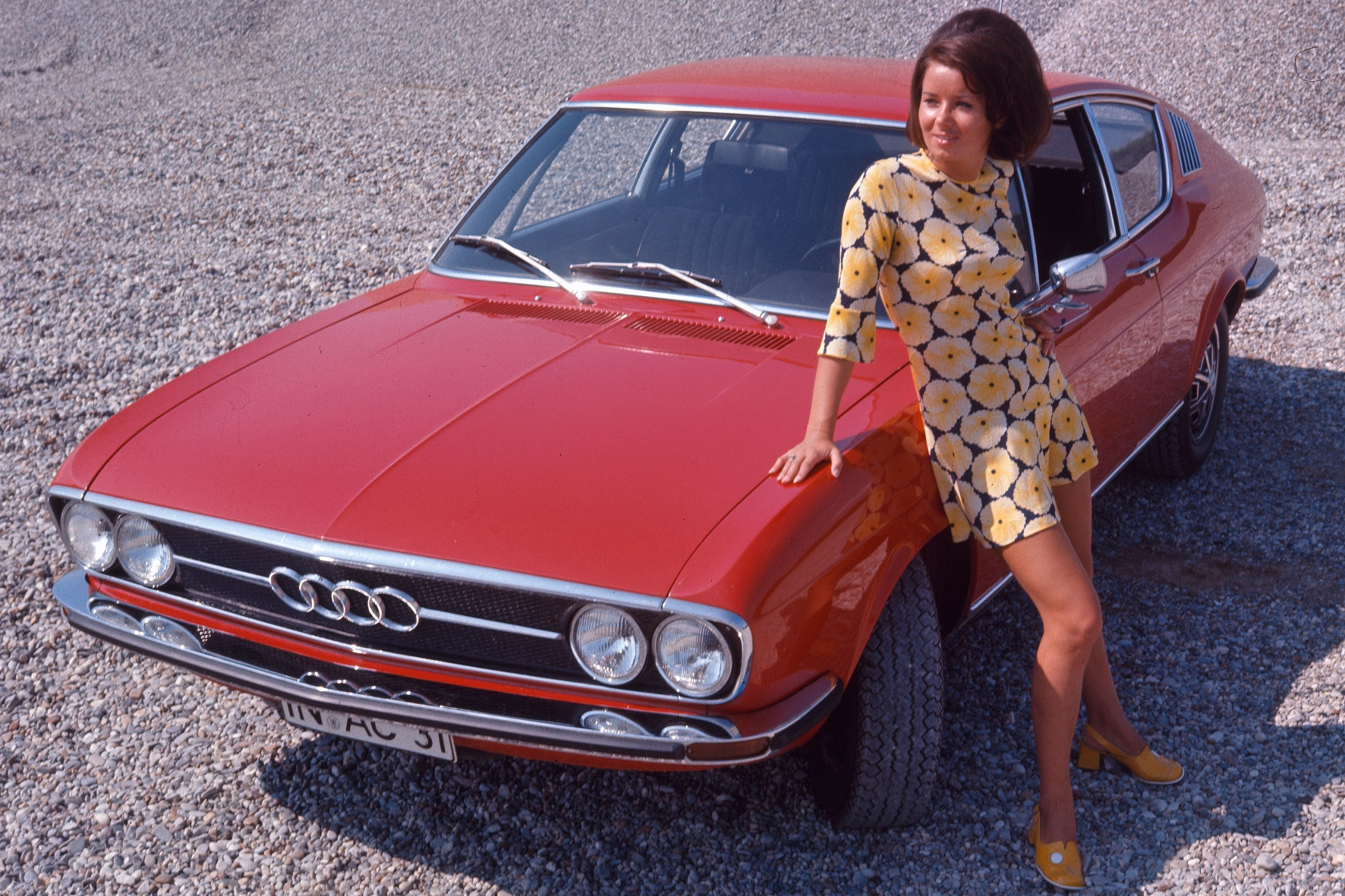 Schickes Auto, schickes Kleid: das Audi 100 Coupé S von 1971.