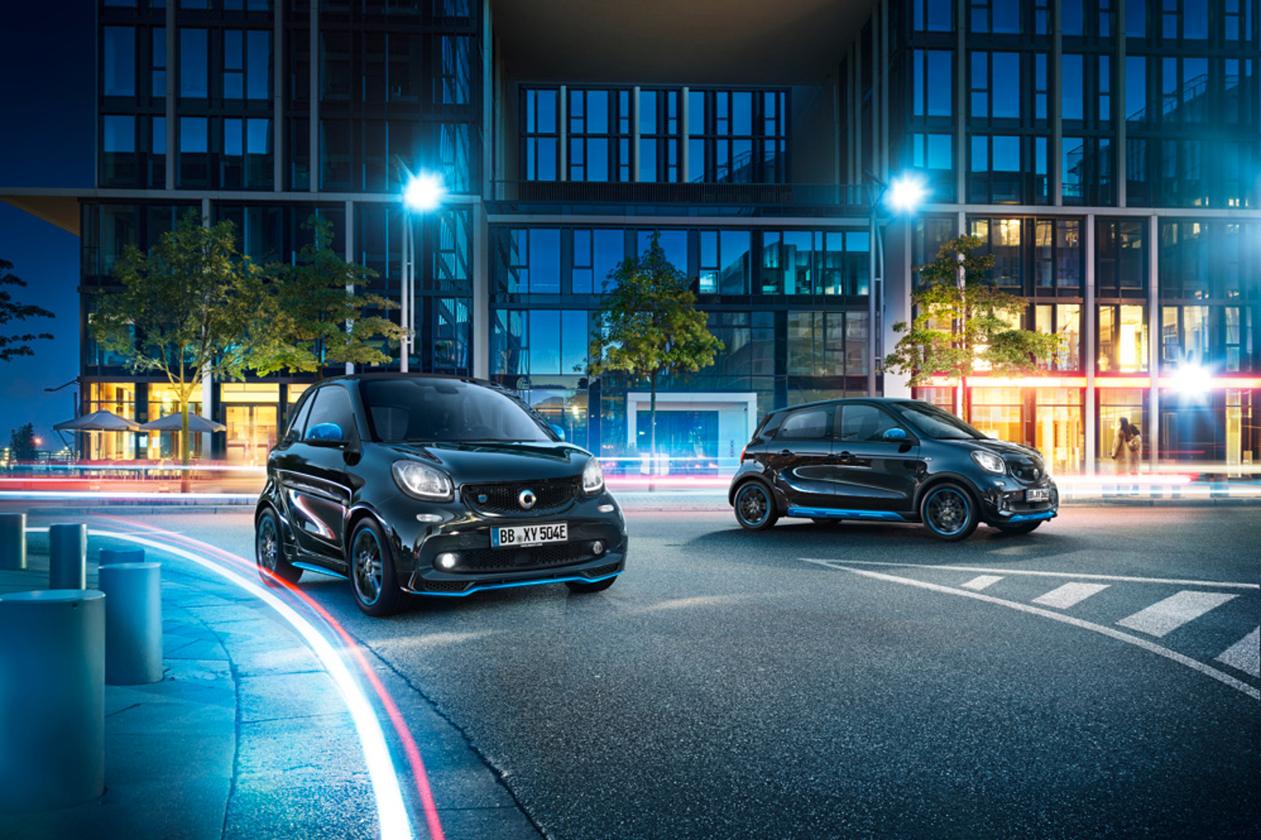 Smart will nun in Genf ein Zeichen setzen und bringt die ersten Serienfahrzeuge der Mercedes-Benz Cars EQ Familie mit.