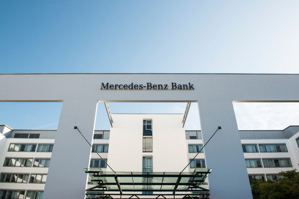 Vom Fahrzeugfinanzierer zum Mobilitätsdienstleister: Mercedes-Benz Bank wächst mit neuen Produkten.