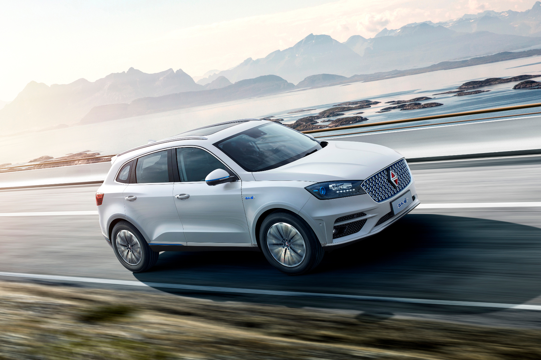 Vom Stand weg beschleunigt der Borgward BXi7 mit 380V Antriebssystem bereits im Fahrdynamik-Modus 