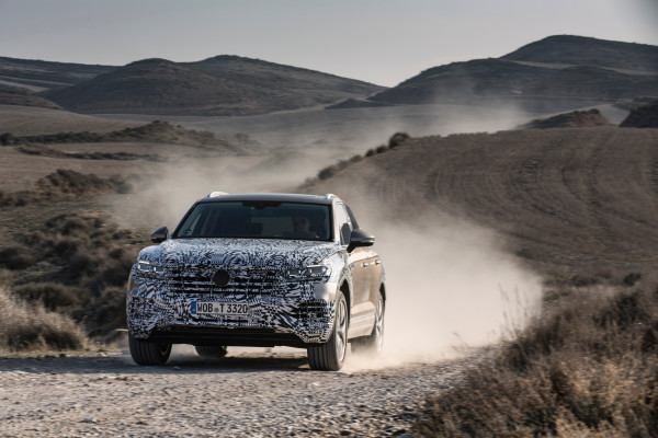 Noch getarnt, dennoch lässt sich die breit geschwellte Brust erkennen: der neue VW Touareg.