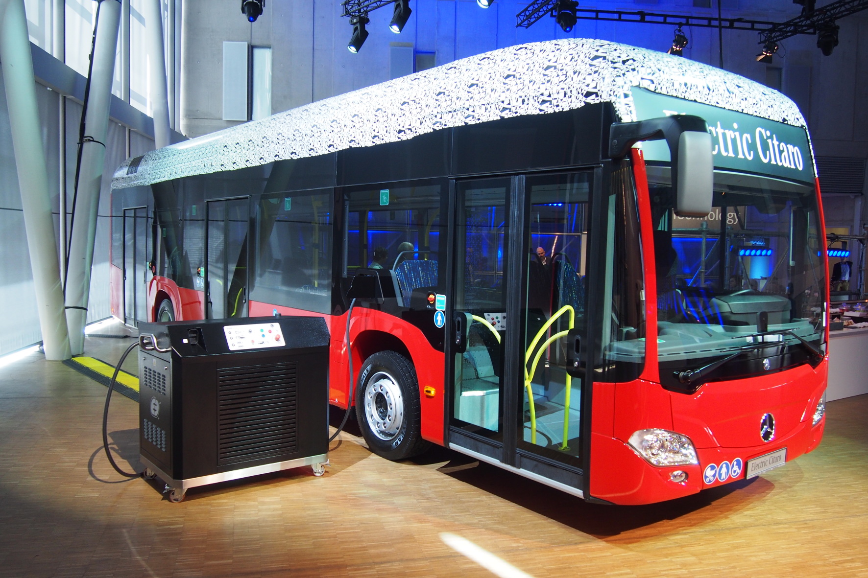 Und so sieht er aus: Der Electric Citaro teilt sich mit den Verbrenner-Kollegen die Plattform. Auf dem Dach trägt er Batterien und die Klimatechnik.