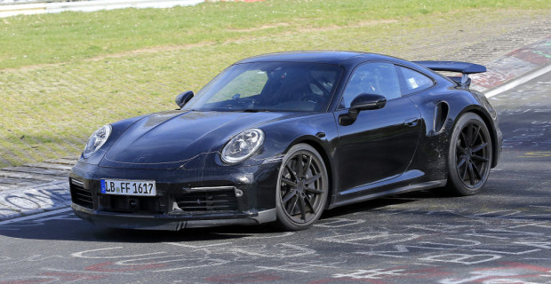Porsche 911 Turbo Erlkönig bei Testfahrten am Nürburgring.