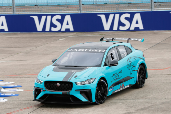Ab Saison 2018/19 werden 20 Jaguar I-Pace eTrophy im Rahmen der weltweit ausgetragenen ePrix die neue Supportserie zur Formel E bilden.
