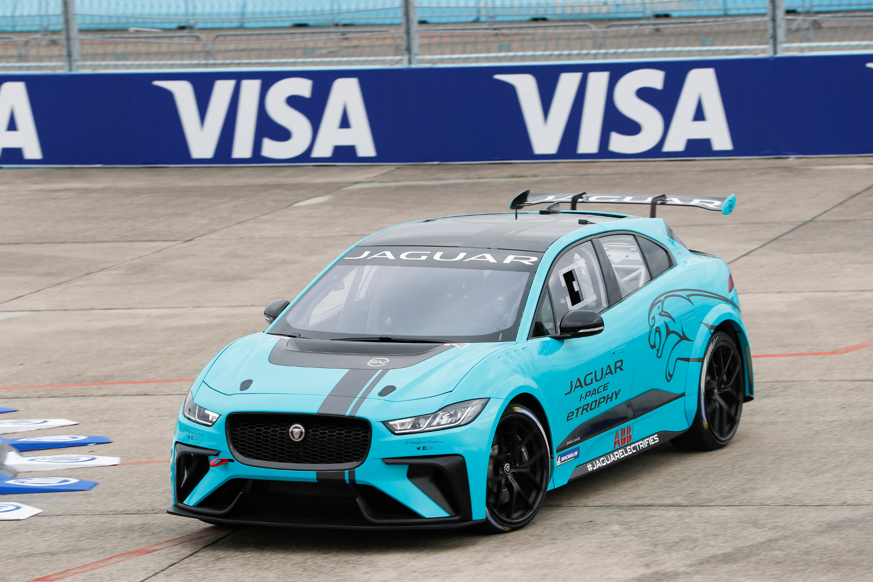 Ab Saison 2018/19 werden 20 Jaguar I-Pace eTrophy im Rahmen der weltweit ausgetragenen ePrix die neue Supportserie zur Formel E bilden.