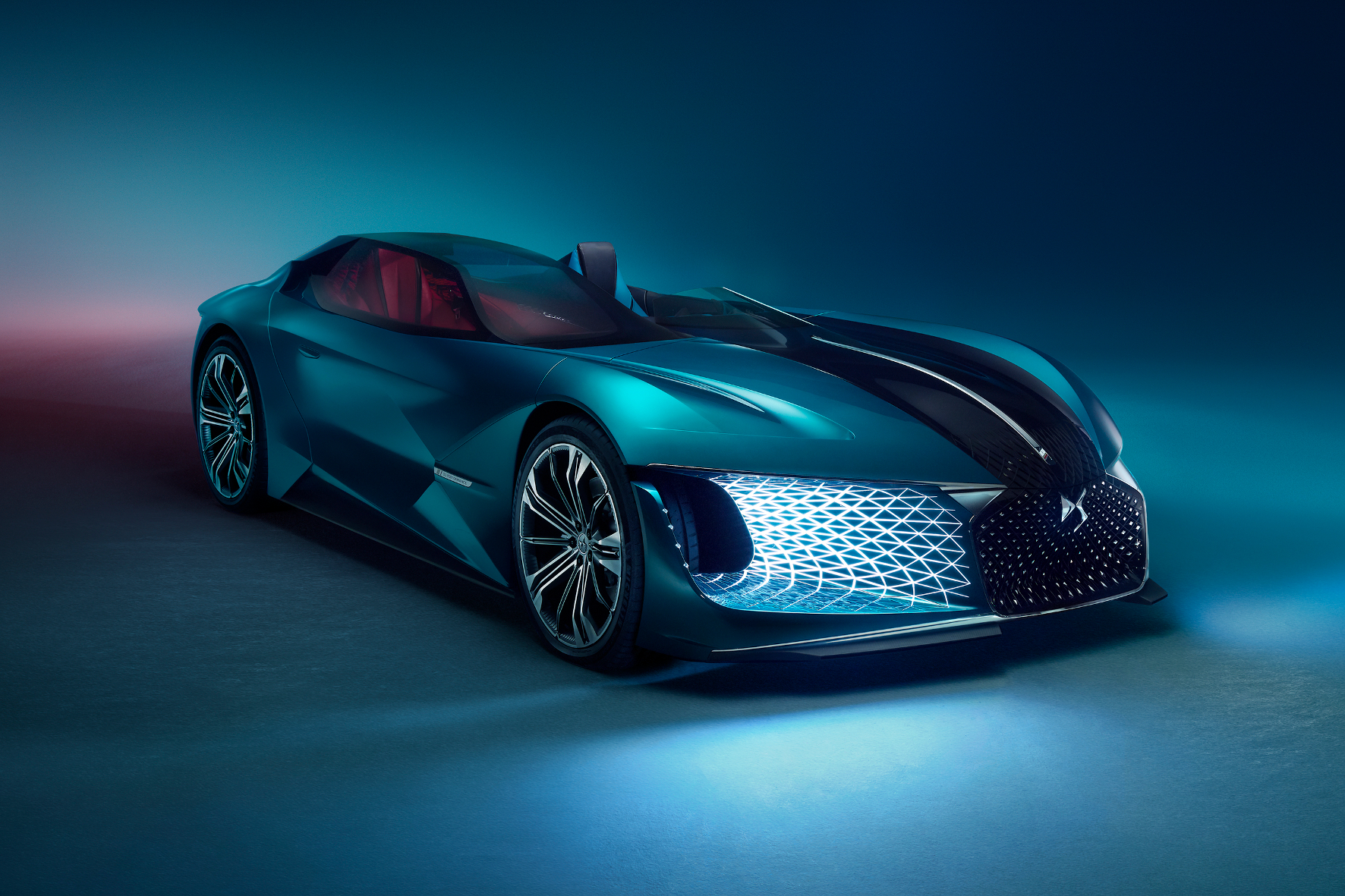 Der E-Sportwagen gleicht mehr einer Skulptur als einem Auto. Fahrer- und Beifahrer-Kabine sind getrennt und asymmetrisch angeordnet.