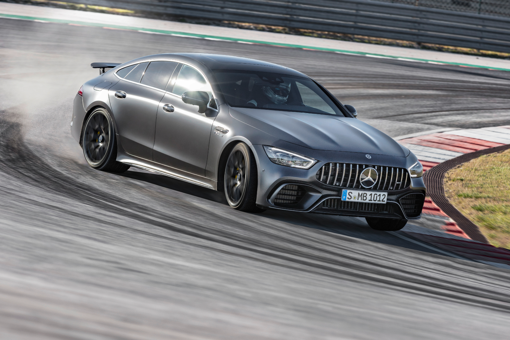 Ein Gran Turismo, der es in sich hat: Das neue Mercedes-AMG GT 4-Türer Coupé ist ab sofort als V8-Biturbo in zwei Leistungsstufen bestellbar.