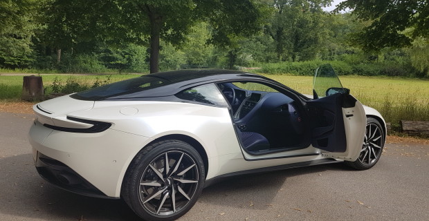 Bitte einsteigen: Wer bei einem Aston Martin DB 11 eine einladend offene Tür sieht, lässt sich das sicher nicht zweimal sagen.