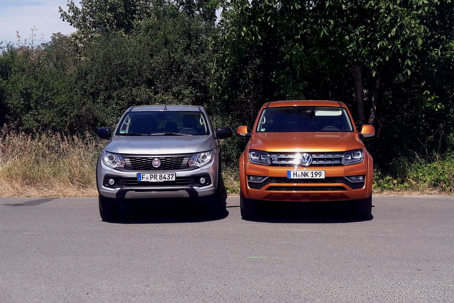 Der Amarok (r.) tritt etwas kräftiger und breiter auf als der Fullback.