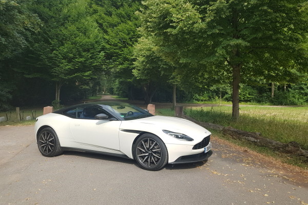 Der Aston Martin DB11 mit V8-Twin-Turbo kostet 184.000 Euro. Dafür wird auch einiges an Leistung geboten: 503 PS, 300 km/h Spitze und ein 4,0-Sekunden-Sprint auf 100 km/h.