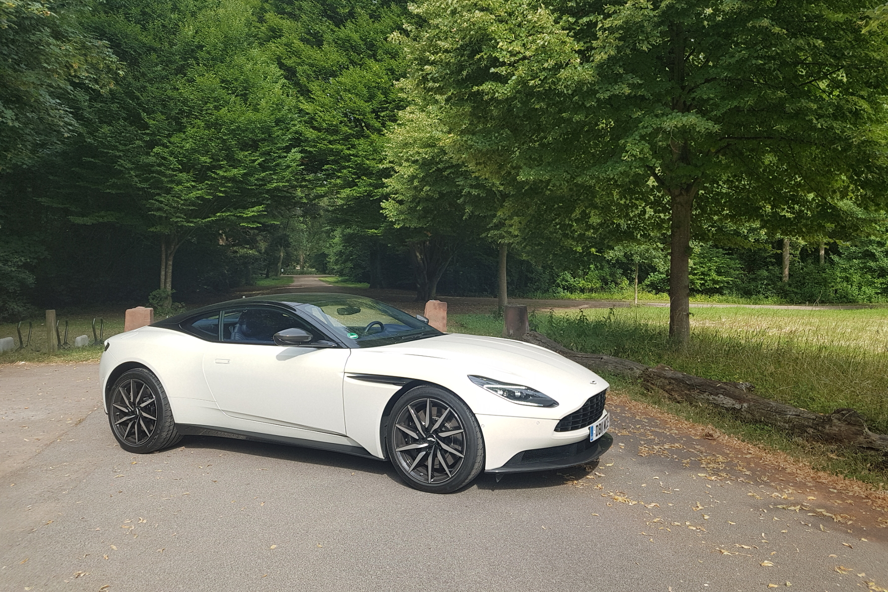 Der Aston Martin DB11 mit V8-Twin-Turbo kostet 184.000 Euro. Dafür wird auch einiges an Leistung geboten: 503 PS, 300 km/h Spitze und ein 4,0-Sekunden-Sprint auf 100 km/h.