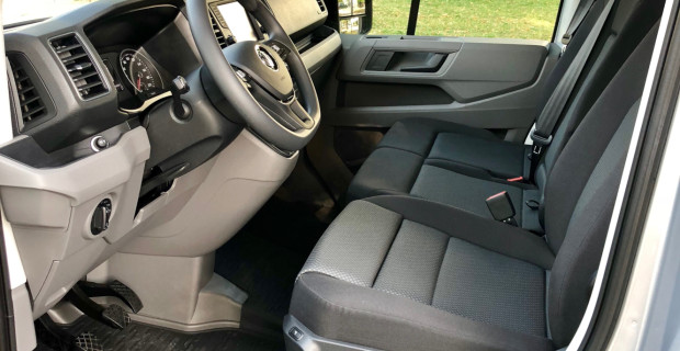 Der Einstieg ins Crafter-Cockpit erfolgt problemlos mit Hilfe von zwei Stufen, drinnen herrscht weitgehend Pkw-Komfort.
