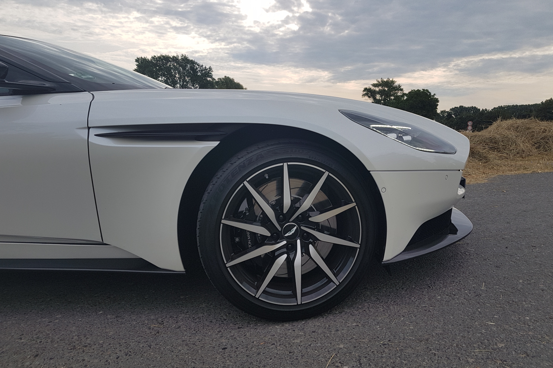 Die Aerodynamik-Elemente Curlicue im vorderen Kotflügel sorgen für eine optimale Luftverteilung und beste Straßenlage des Aston Martin DB11.