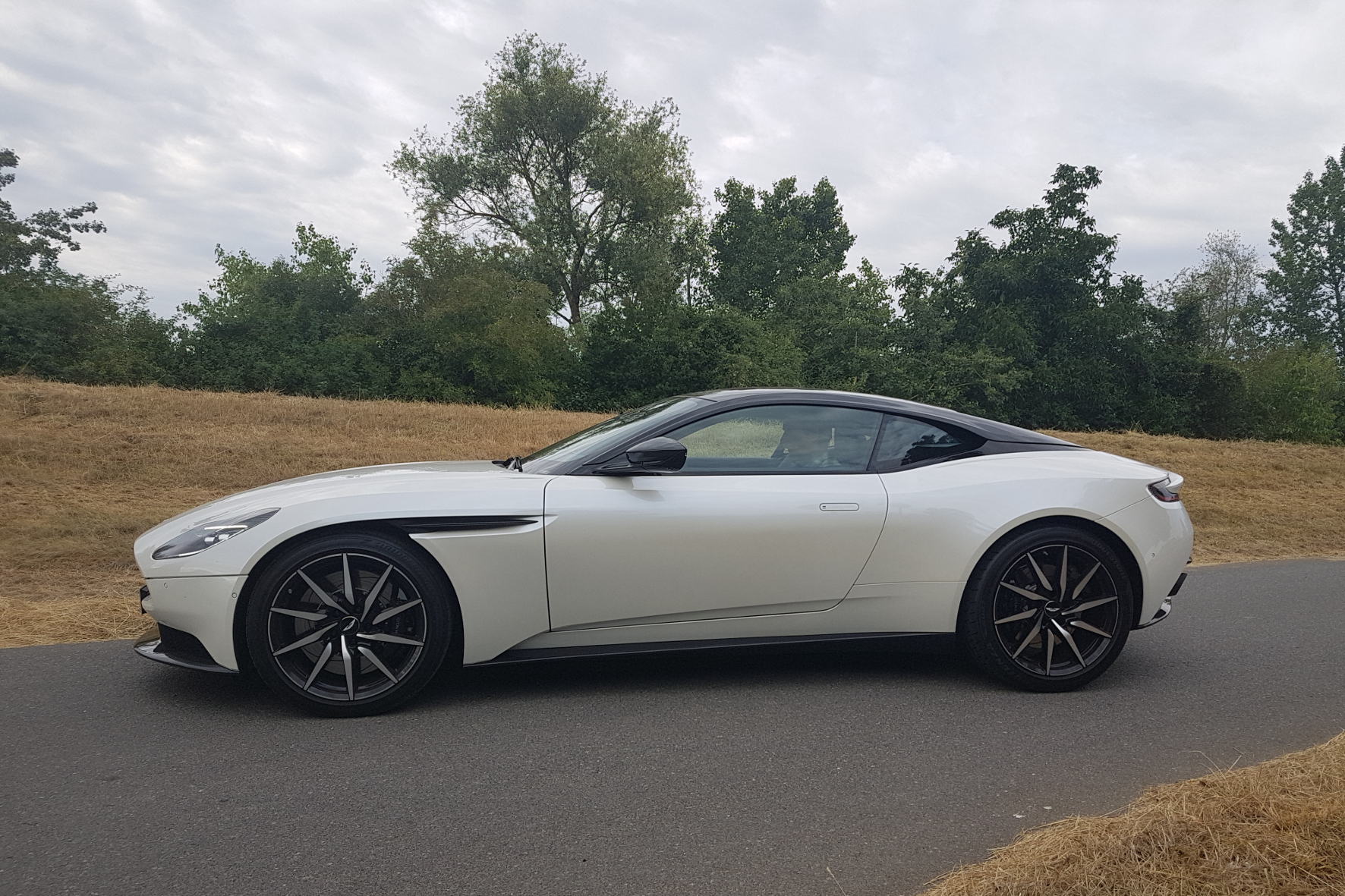 Ganz in Weiß und ohne Blumenstrauß: der Aston Martin DB11.