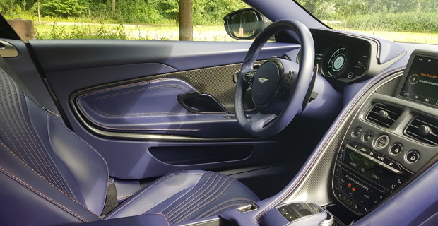 Handarbeit und moderne Handwerkskunst so weit das Auge reicht: Im Innenraum des Aston Martin DB11 ist alles vom Feinsten. Nur das lilafarbene Leder ist etwas gewöhnungsbedürftig.