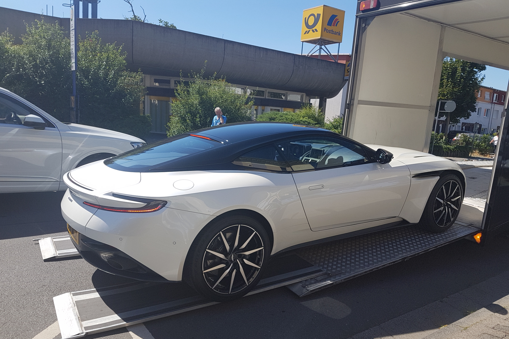 Kostbare Fracht: Ein Aston Martin wird ganz standesgemäß im Lkw geliefert.